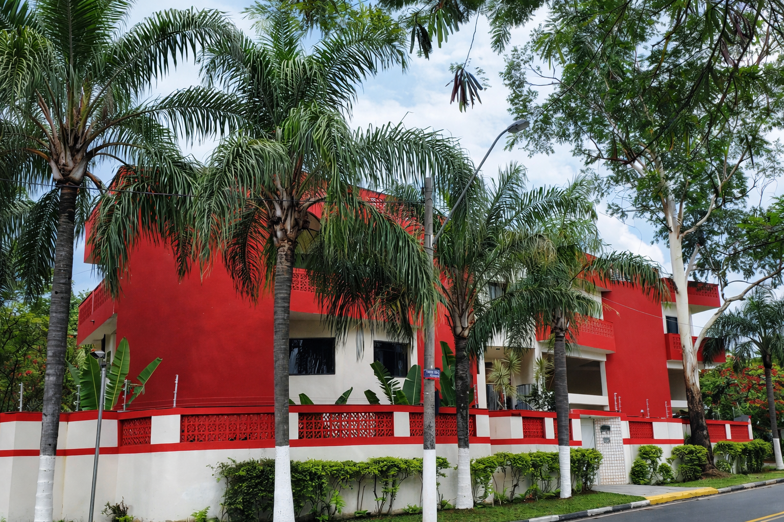 Edifício moderno com estudantes